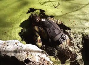 水中は別世界。誰も潜りたいと思わないような緑色に覆われた池に潜ってみると・・・。