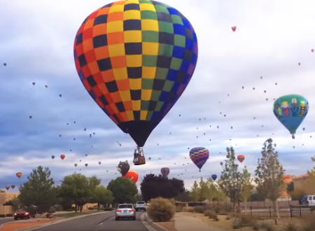 自由すぎてｗｗｗ熱気球フェスティバルが開催された町を車から眺める動画がめちゃくちゃ楽しい。