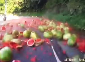 対向トラックが荷崩れを起こして大量のスイカが道路にばら撒かれる車載映像。