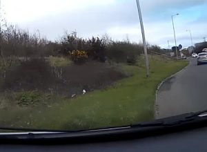 飲酒運転で事故を起こした車のドライブレコーダー映像が公開される。飲酒というか泥酔だろこれ。