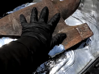 実験。水銀を入れた桶に重たい金床（アンビル）を沈めるとどうなるのか？こうなる動画。