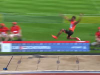 走り幅跳びでキューバの選手が9メートル近く飛んでしまう動画。そろそろ競技場の砂場を伸ばさないとダメだろ。