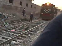 線路を歩いていた男性が後ろからきた電車にはねられてしまう事故の瞬間。