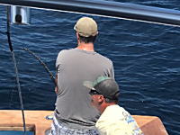 ワロタ。魚釣りに集中している男性にイタズラしてみた動画が人気に。