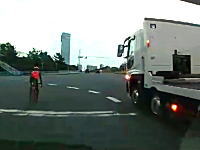 左折レーンを直進しようとしたチャリンカーがトラックに踏まれかけるギリギリ動画。