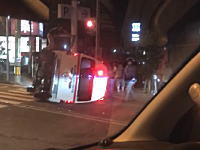 富山市天正寺で患者搬送中の救急車が横転(´･_･`)その現場のビデオ。