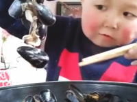 食事動画。豪快な食べっぷりで人気の出ている中国の少年。何歳だキミ。