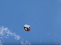 ＩＳＳの直ぐ近くを通り過ぎていく人工衛星。ロシアの宇宙飛行士が撮影。