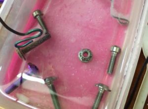 ボルトなどの細かいパーツをメッキする電気めっきの作業の様子がおもしろい動画。