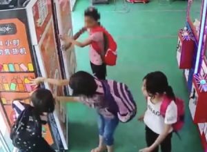 みんなで力を合わせて自販機を破壊する小学生DQNの映像が話題に。略奪品はその場で山分け。