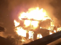 朝日アルミ産業で大爆発か？近隣の住宅に飛び火して火災になっている動画。