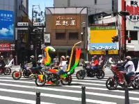 世紀末。真昼間の大阪なんば周辺に暴走族の超集団が現れ市民を不安にさせる。