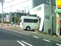 兵庫県三田市のイシモト動物病院に介護福祉施設のハイエースが突っ込む瞬間。3人負傷。