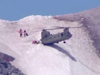 CH-47チヌークが山岳救助でお尻だけを斜面に着地させる神業を魅せる。