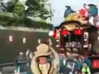 群馬県の渋川山車祭りで小さな子供と妊婦が轢かれてしまう事故の映像。