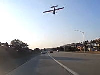 これは奇跡の着陸。交通量のある高速道路に軽飛行機が不時着するドラレコ映像。