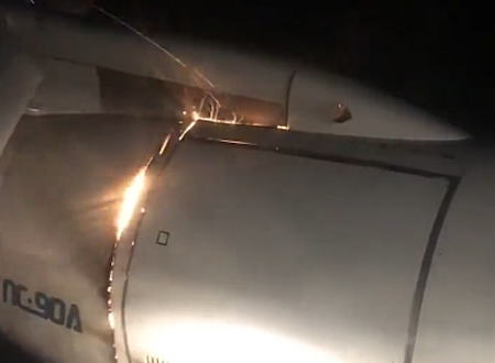 乗ってる飛行機のエンジンが燃えているんだけど。出火しているロシア機のエンジンを乗客が撮影する。
