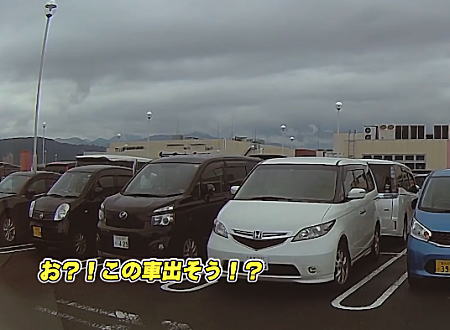 駐車場での順番待ちのマナーでこれはどうなの？混雑する休日のイオンで撮影されたドラレコ。