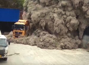 中国のセメント工場で起きた事故の映像。完全に巻き込まれた人どうなった？