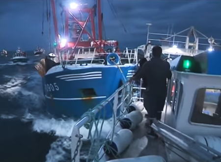 ホタテ貝の漁場を巡ってフランスとイギリスの漁師が海戦している動画。
