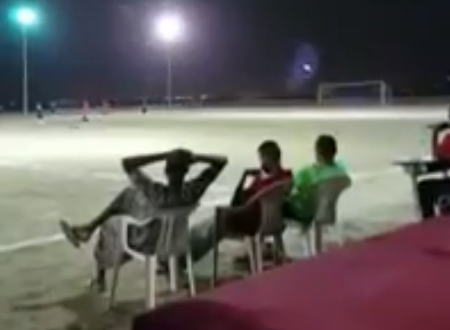 内戦の続くイエメンではサッカーの試合中にミサイルが発射されても誰もキニシナイ。
