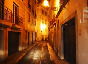 路面電車の車窓から。リスボンのトラム28番の映像がワクワクしてずっと見ていられると人気に。