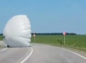 着地に失敗して道路を引きずられている悲しい兵隊さんが撮影されるｗｗ