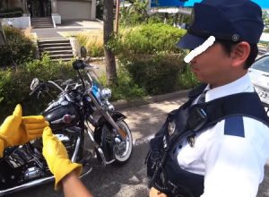 「警察官を捕まえた」パトカーの違反？を目撃したライダーによる追跡車載が人気に。