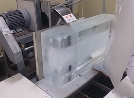工場見学動画。バー（酒場）向けに丸い氷を作る工場の作業風景。