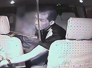 川崎市で起きたタクシー強盗の映像が公開される。この顔にピンときたら110番。