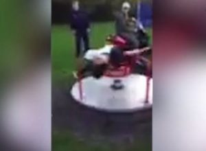 バイクを使った回転遊具の超速回転で11歳の少年が重傷を負った動画。いじめ。