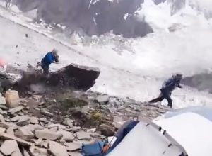 間一髪すぎる。スパンティークのベースキャンプを襲った巨大な落石の映像。