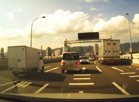 この事故の場合、原因を作ったヤツは走り去ってもいいのかな？神戸大橋追突事故。