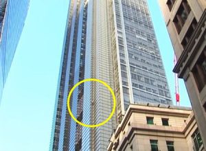 56歳の男がロンドンの46階建て超高層ビルの外壁を登る。登頂成功直後に逮捕。