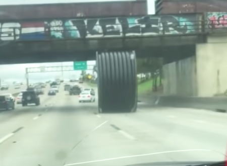 大きすぎる落し物が高速道路を転がってきたら。ヒューストンで撮影されたビックリ動画。