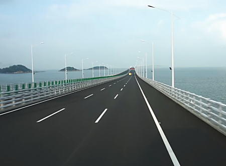香港とマカオを結ぶ世界最長の海上橋「港珠澳大橋」を渡る車載映像。