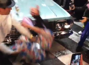 ハロウィン本番の渋谷でさっそくトラブル。車に登った女を白服が引きずり倒す。