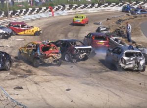 最後まで生き残った車が優勝というイギリスのとんでもレース「バンガー・レーシング」がなかなか過酷。