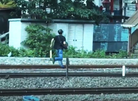 痴漢容疑かな？今朝埼京線を緊急停止させた線路逃走男の映像はこちらです。