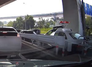 みんな茫然。愛知県で事故現場に駆け付けたパトカーが追突する珍事が撮影されるｗｗｗ