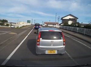 急病運転？宮城で撮影されたこの軽四に何が。ノーブレーキで対向車に特攻するミラ。