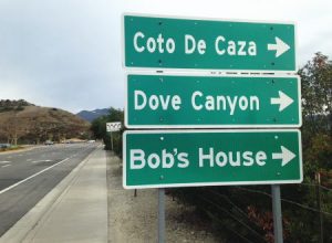 このボブ笑ったｗｗｗ勝手に自宅方面の交通標識を追加した男が話題に。