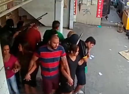 ブラジルの武装強盗、人質25人で輪を作ってその中に隠れて逃走を図ろうとする。