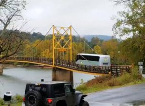 重量制限10トンの古い橋を30トンオーバーの大型バスが通った結果、橋が閉鎖される事態に。