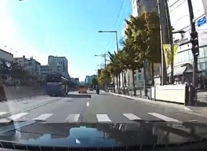 60キロ制限の道を最大177キロで暴走した挙句に大事故を起こしたベンツのドラレコ。