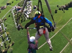 体を支えるハーネスを付け忘れて飛び立ったハンググライダーが大変な事に(@_@;)