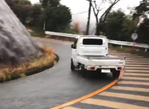 軽トラで危険なドリフト走行を繰り返していた31歳の会社員を書類送検。その映像。