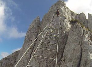 高所恐怖症注意。オーストリアの登山コースに設置された天空の梯子を行く映像。