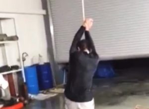 縛って宙吊りにした従業員を鉄パイプで殴打。ひどいパワハラ映像が拡散希望中。