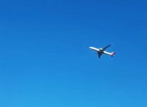 この飛行機どうなってるの？？空中で静止しているように見える飛行機の映像が人気に。